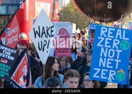 Londra, Regno Unito. 12th Novembre 2022. Gli attivisti per il cambiamento climatico di varie organizzazioni si sono radunati e hanno marciato dopo che i gruppi egiziani al Cop 27 hanno chiesto proteste a livello mondiale per affrontare le cause profonde della crisi climatica, delle ingiustizie e promuovere la transizione verso le energie rinnovabili. Gli attivisti di Londra hanno evidenziato il caso dello scrittore in prigione Alaa Abd El-Fattah e la morte di Mahsa Amini e Chris Kaba in custodia della polizia. Credit: Undicesima ora di Fotografia/Alamy Live News Foto Stock