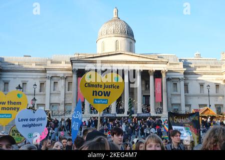 Londra, Regno Unito. 12th Novembre 2022. Gli attivisti per il cambiamento climatico di varie organizzazioni si sono radunati e hanno marciato dopo che i gruppi egiziani al Cop 27 hanno chiesto proteste a livello mondiale per affrontare le cause profonde della crisi climatica, delle ingiustizie e promuovere la transizione verso le energie rinnovabili. Gli attivisti di Londra hanno evidenziato il caso dello scrittore in prigione Alaa Abd El-Fattah e la morte di Mahsa Amini e Chris Kaba in custodia della polizia. Credit: Undicesima ora di Fotografia/Alamy Live News Foto Stock