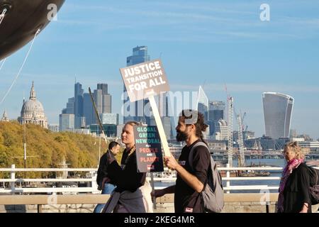 Londra, Regno Unito. 12th Novembre 2022. Gli attivisti per il cambiamento climatico di varie organizzazioni si sono radunati e hanno marciato dopo che i gruppi egiziani al Cop 27 hanno chiesto proteste a livello mondiale per affrontare le cause profonde della crisi climatica, delle ingiustizie e promuovere la transizione verso le energie rinnovabili. Gli attivisti di Londra hanno evidenziato il caso dello scrittore in prigione Alaa Abd El-Fattah e la morte di Mahsa Amini e Chris Kaba in custodia della polizia. Credit: Undicesima ora di Fotografia/Alamy Live News Foto Stock