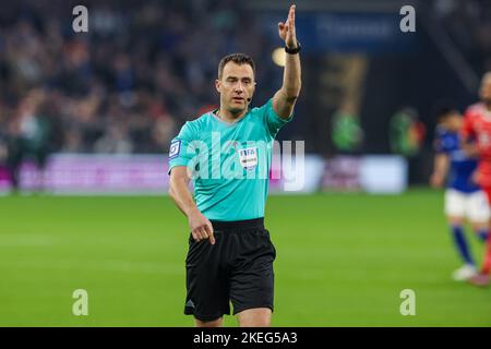 GELSENKIRCHEN, GERMANIA - 12 NOVEMBRE: Arbitro Felix Zwayer durante la partita della Bundesliga tedesca tra il FC Schalke 04 e il Bayern Munchen alla Veltins Arena il 12 novembre 2022 a Gelsenkirchen, Germania (Foto di Marcel ter Bals/Orange Pictures) Foto Stock