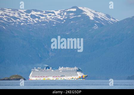 USA, Alaska. Norwegian Cruise Lines, Norwegian Encore, navigando nel passaggio interno. Foto Stock
