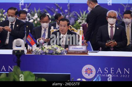 Il primo ministro della Cambogia Hun Sen (C) interviene durante il vertice dell'Associazione delle nazioni del Sud-Est asiatico (ASEAN) a Phnom Penh . in Cambogia il 12 novembre 2022. Foto di Cambogian PM Ufficio Stampa / UPI Foto Stock