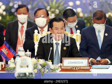 Il primo ministro della Cambogia Hun Sen (C) interviene durante il vertice dell'Associazione delle nazioni del Sud-Est asiatico (ASEAN) a Phnom Penh . in Cambogia il 12 novembre 2022. Foto di Cambogian PM Ufficio Stampa / UPI Foto Stock