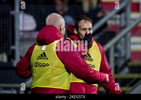 EMMEN - (lr) Davy Klaassen di Ajax, Daley Blind di Ajax durante la partita olandese di Eredivie tra FC Emmen e Ajax a De Oude Meerdijk il 12 novembre 2022 a Emmen, Paesi Bassi. LASKER ANP COR Foto Stock