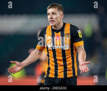 Greg Docherty #8 di Hull City argomenta con i lettori dopo la partita del Campionato Sky Bet Hull City vs Reading allo stadio MKM di Hull, Regno Unito, 12th novembre 2022 (Foto di James Heaton/News Images) Foto Stock