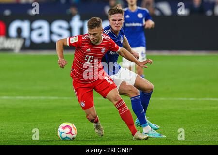 GELSENKIRCHEN, GERMANIA - 12 NOVEMBRE: Joshua Kimmich del Bayern Munchen durante la partita della Bundesliga tedesca tra il FC Schalke 04 e il Bayern Munchen alla Veltins Arena il 12 novembre 2022 a Gelsenkirchen, Germania (Foto di Marcel ter Bals/Orange Pictures) Foto Stock