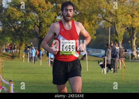Manchester, Regno Unito. Sabato, 12th Nov 2022. Intervalli di sole. Joe Steward, Salford Harriers & Athletics club, vince la partita 2nd della Manchester Area Cross Country League. Kenworthy Woods (campi da gioco dell'Università), Manchester, Regno Unito. © Yoko Shelley Credit: Yoko Shelley/Alamy Live News Foto Stock