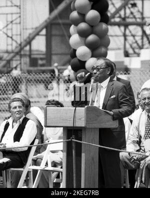 Cleveland, Ohio, Stati Uniti. 28 LUGLIO 1994: Il musicista Jerry Lee Lewis (L) e l'architetto Ieoh Ming Pei (C) presso la Rock and Roll Hall of Fame and Museum Contstruction Site. Credit: Bill Ragan/Alamy Live News Foto Stock