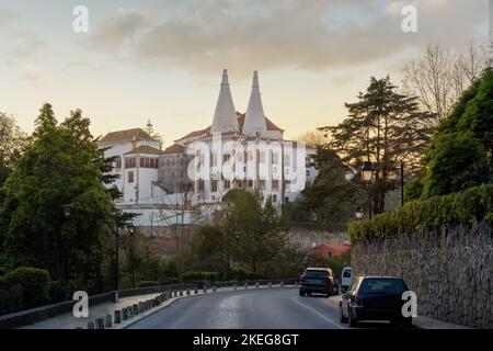 Strada e Palazzo Nazionale di Sintra vista al tramonto - Sintra, Portogallo Foto Stock