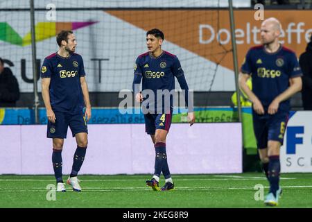 EMMEN - (lr) Daley Blind di Ajax, Edson Alvarez di Ajax, Davy Klaassen o Ajax durante la partita olandese di Eredivie tra FC Emmen e Ajax a De Oude Meerdijk il 12 novembre 2022 a Emmen, Paesi Bassi. LASKER ANP COR Foto Stock