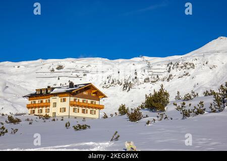 Case invernali nella stazione sciistica di Obertauern, nelle alpi austriache Foto Stock