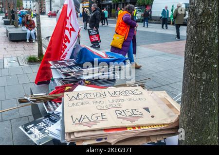 Cork, Irlanda. 12th Nov 2022. Una protesta per la Campagna del costo della vita si è tenuta oggi nella città di Cork e ha attirato circa 500 persone. La protesta è stata una delle tante in tutto il paese che oggi ha chiesto al governo di intervenire in ciò che i manifestanti sostengono sia redditizio. Credit: AG News/Alamy Live News Foto Stock