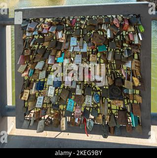 Helsinki, Finlandia - 20 luglio 2022: Porto di Pohjoissatama. Rakkaudensilta, o Love bridge, primo piano di 1 segmenti con numerosi lucchetti di colore diverso Foto Stock