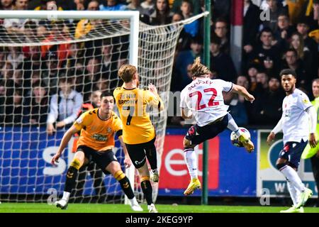 Cambridge Sabato 12th Novembre 2022. Kyle Dempsey (22 Bolton Wanderers) spara durante la partita della Sky Bet League 1 tra Cambridge United e Bolton Wanderers al R Costings Abbey Stadium di Cambridge sabato 12th novembre 2022. Credit: MI News & Sport /Alamy Live News Foto Stock