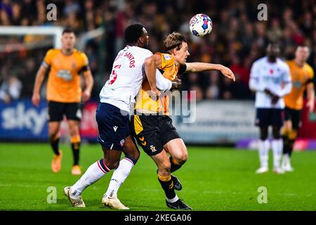 Cambridge Sabato 12th Novembre 2022. Joe Ironside (9 Cambridge United) sfidato da Ricardo Almedia Santos (5 Bolton Wanderers) durante la partita della Sky Bet League 1 tra Cambridge United e Bolton Wanderers al R Costings Abbey Stadium di Cambridge sabato 12th novembre 2022. Credit: MI News & Sport /Alamy Live News Foto Stock