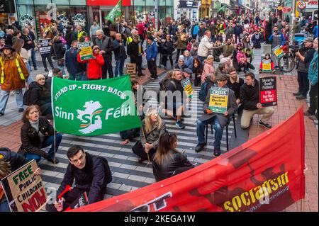 Cork, Irlanda. 12th Nov 2022. Una protesta per la Campagna del costo della vita si è tenuta oggi nella città di Cork e ha attirato circa 500 persone. La protesta è stata una delle tante in tutto il paese che oggi ha chiesto al governo di intervenire in ciò che i manifestanti sostengono sia redditizio. I manifestanti si sedettero al GPO in Oliver Punkett Street. Credit: AG News/Alamy Live News Foto Stock