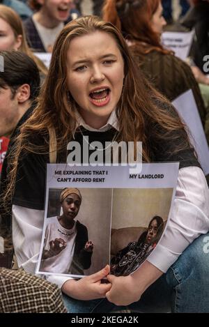 Cork, Irlanda. 12th Nov 2022. Una protesta per la Campagna del costo della vita si è tenuta oggi nella città di Cork e ha attirato circa 500 persone. La protesta è stata una delle tante in tutto il paese che oggi ha chiesto al governo di intervenire in ciò che i manifestanti sostengono sia redditizio. I manifestanti si sedettero all'incrocio tra Winthrop Street e Oliver Punkett Street. Credit: AG News/Alamy Live News Foto Stock