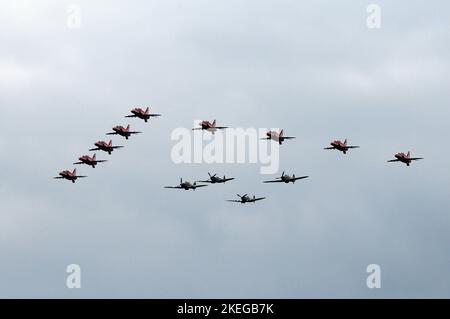 Le frecce rosse con 2 Spitfoes e 2 Hurricanes dalla Battaglia di Gran Bretagna Memorial Flight. Foto Stock