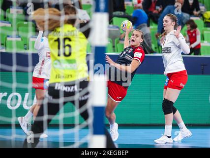 Lubiana, Slovenia. 12th Nov 2022. LJUBLJANA, SLOVENIA - 12 NOVEMBRE: Dora Krsnik di Croazia spara durante il primo round del Gruppo europeo di pallamano europeo delle donne (EHF) tra Croazia e Danimarca presso l'Arena Stozice il 12 novembre 2022 a Ljubljana, Slovenia. Foto di Slavko Midzor/PIXSELL Credit: Pixsell agenzia foto e video/Alamy Live News Foto Stock