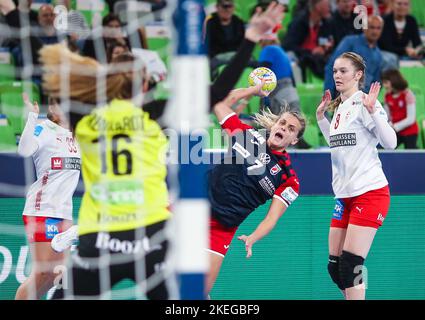 Lubiana, Slovenia. 12th Nov 2022. LJUBLJANA, SLOVENIA - 12 NOVEMBRE: Dora Krsnik di Croazia spara durante il primo round del Gruppo europeo di pallamano europeo delle donne (EHF) tra Croazia e Danimarca presso l'Arena Stozice il 12 novembre 2022 a Ljubljana, Slovenia. Foto di Slavko Midzor/PIXSELL Credit: Pixsell agenzia foto e video/Alamy Live News Foto Stock