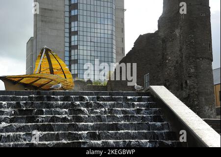 La cascata in Piazza del Castello con il Castello e BT Tower oltre. Foto Stock