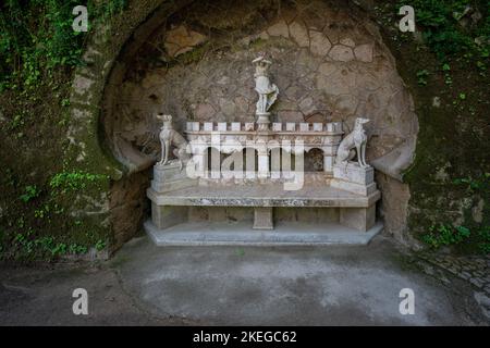 Panca ornata ai giardini Quinta da Regaleira - Sintra, Portogallo Foto Stock