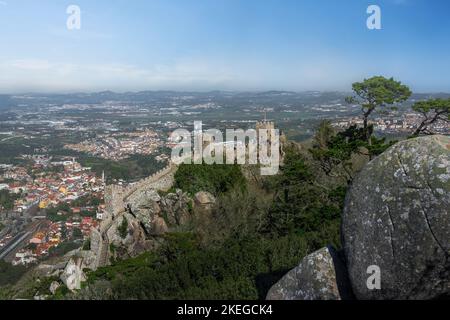 Mura del castello moresco e vista aerea di Sintra - Sintra, Portogallo Foto Stock