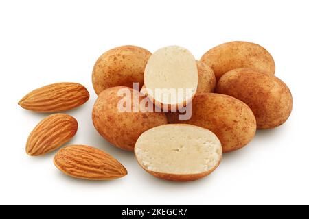 Palle di marzapane o patate con mandorle isolate su fondo bianco profondità di campo Foto Stock