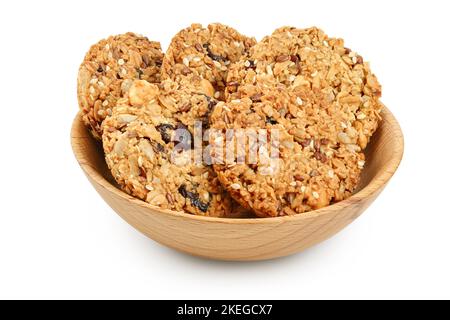 Biscotto di granola in ciotola di legno isolato su fondo bianco con profondità di campo completa Foto Stock