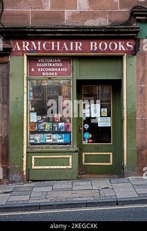 Vista esterna di Armchair Books, una libreria di seconda mano e antiquaria molto amata, affascinante e caotica a West Port, Edimburgo, Scozia, Regno Unito. Foto Stock