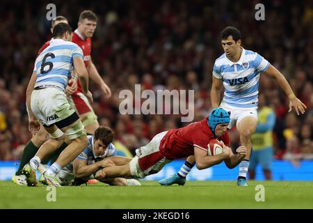 Cardiff, Regno Unito. 12th Nov 2022. Justin Tiburic of Wales è affrontato. Autunno nazioni serie 2022 rugby match, Galles contro Argentina al Principato Stadium di Cardiff Sabato 12th Novembre 2022. pic di Andrew Orchard/Andrew Orchard sport fotografia/Alamy Live News Credit: Andrew Orchard sport fotografia/Alamy Live News Foto Stock