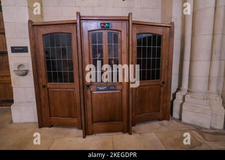 25 luglio 2022, Munster, Germania: Stand per la confessione nella Cattedrale di San Paolo Foto Stock