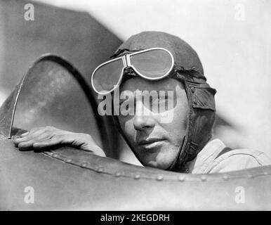 Charles Lindbergh, indossando il casco con gli occhiali in alto, nell'abitacolo aperto dell'aeroplano a Lambert Field, St. Louis, Missouri 1923 Foto Stock