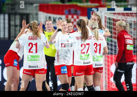 Lubiana, Slovenia. 12th Nov 2022. LJUBLJANA, SLOVENIA - 12 NOVEMBRE: I giocatori danesi festeggiano dopo aver vinto il primo round di pallamano europeo EHF tra Croazia e Danimarca all'Arena Stozice il 12 novembre 2022 a Ljubljana, Slovenia. Foto di Slavko Midzor/PIXSELL Credit: Pixsell agenzia foto e video/Alamy Live News Foto Stock