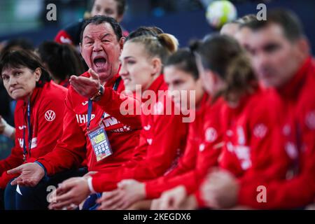 Lubiana, Slovenia. 12th Nov 2022. LJUBLJANA, SLOVENIA - 12 NOVEMBRE: Allenatore capo della Croazia Nenad Sostaric reagisce durante il primo round di pallamano europeo delle donne del Gruppo i tra Croazia e Danimarca all'Arena Stozice il 12 novembre 2022 a Ljubljana, Slovenia. Foto di Slavko Midzor/PIXSELL Credit: Pixsell agenzia foto e video/Alamy Live News Foto Stock