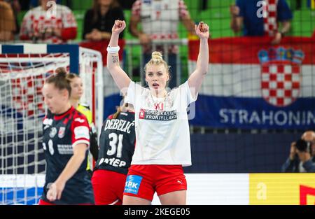 Lubiana, Slovenia. 12th Nov 2022. LJUBLJANA, SLOVENIA - 12 NOVEMBRE: Kathrine Brothmann di Danimarca reagisce durante il primo round del Gruppo europeo di pallamano europeo delle donne (EHF) tra la Croazia e la Danimarca presso l'Arena Stozice il 12 novembre 2022 a Ljubljana, Slovenia. Foto di Slavko Midzor/PIXSELL Credit: Pixsell agenzia foto e video/Alamy Live News Foto Stock