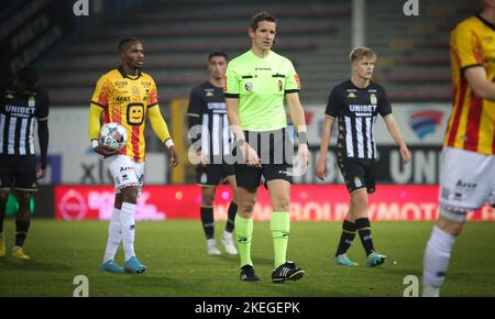 L'arbitro Jan Boterberg ha illustrato durante una partita di calcio tra Sporting Charleroi e KV Mechelen, sabato 12 novembre 2022 a Charleroi, il giorno 17 della prima divisione del campionato belga della 'Jupiler Pro League' del 2022-2023. BELGA PHOTO VIRGINIE LEFOUR Foto Stock