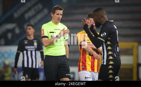 L'arbitro Jan Boterberg ha illustrato durante una partita di calcio tra Sporting Charleroi e KV Mechelen, sabato 12 novembre 2022 a Charleroi, il giorno 17 della prima divisione del campionato belga della 'Jupiler Pro League' del 2022-2023. BELGA PHOTO VIRGINIE LEFOUR Foto Stock