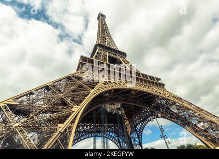 Vista dal basso della Torre Eiffel, Parigi, Francia. Foto di lavori di apertura su sfondo cielo. La Torre Eiffel e' un famoso punto di riferimento della citta', destinazione di viaggio in Foto Stock