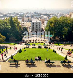 Parigi - 24 settembre 2013: Vista di Parigi dalla collina di Montmartre, Francia. Montmartre è un quartiere storico, punto di riferimento della città. La gente cammina e riposa su Montmartre i Foto Stock