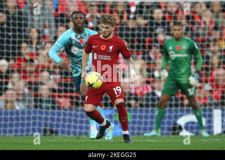 Liverpool, Regno Unito. 12th Nov 2022. Harvey Elliott di Liverpool protegge la palla. Incontro Premier League, Liverpool contro Southampton ad Anfield a Liverpool sabato 12th novembre 2022. Questa immagine può essere utilizzata solo per scopi editoriali. Solo per uso editoriale, licenza richiesta per uso commerciale. Nessun utilizzo nelle scommesse, nei giochi o nelle pubblicazioni di un singolo club/campionato/giocatore. pic di Chris Stading/Andrew Orchard SPORTS photography/Alamy Live news Credit: Andrew Orchard SPORTS photography/Alamy Live News Foto Stock