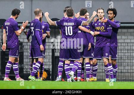 Il Nokkvi Thorisson di Beerschot festeggia dopo aver segnato il punteggio durante una partita di calcio tra K. Beerschot V.A. e RE Virton, sabato 12 novembre 2022 ad Anversa, il 13° giorno della prima divisione del campionato belga del 'Challenger Pro League' del 2022-2023. BELGA FOTO TOM GOYVAERTS Foto Stock