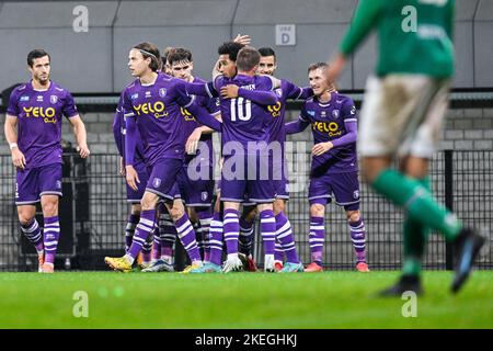 Il Nokkvi Thorisson di Beerschot festeggia dopo aver segnato il punteggio durante una partita di calcio tra K. Beerschot V.A. e RE Virton, sabato 12 novembre 2022 ad Anversa, il 13° giorno della prima divisione del campionato belga del 'Challenger Pro League' del 2022-2023. BELGA FOTO TOM GOYVAERTS Foto Stock