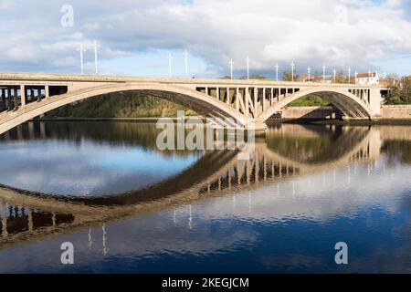 Il Royal Tweed Bridge, riflesso nel fiume Tweed, Berwick upon Tweed, Northumberland, Inghilterra, Regno Unito Foto Stock