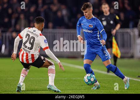 EINDHOVEN, PAESI BASSI - 12 NOVEMBRE: Phillip Mwene di PSV, Milos Kerkez di AZ durante la partita olandese di Eredivie tra PSV e AZ Alkmaar a Philips Stadion il 12 novembre 2022 a Eindhoven, Paesi Bassi (Foto di Broer van den Boom/Orange Pictures) Foto Stock