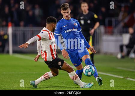 EINDHOVEN, PAESI BASSI - 12 NOVEMBRE: Phillip Mwene di PSV, Milos Kerkez di AZ durante la partita olandese di Eredivie tra PSV e AZ Alkmaar a Philips Stadion il 12 novembre 2022 a Eindhoven, Paesi Bassi (Foto di Broer van den Boom/Orange Pictures) Foto Stock