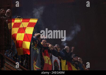 Genova, Italia, 12th novembre 2022. TIFOSI LECCESI per GLI STATI UNITI durante la Serie A match a Luigi Ferraris, Genova. Il credito per le immagini dovrebbe essere: Jonathan Moskrop / Sportimage Credit: Sportimage/Alamy Live News Foto Stock