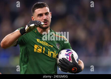 Genova, Italia, 12th novembre 2022. Wladimiro Falcone di Lecce USA reagisce durante la Serie A partita a Luigi Ferraris, Genova. Il credito per le immagini dovrebbe essere: Jonathan Moskrop / Sportimage Credit: Sportimage/Alamy Live News Foto Stock