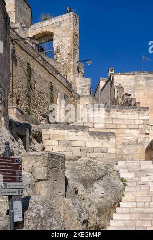 MATERA, ITALIA - 17 OTTOBRE 2022: Ammira una delle tante strade a gradini del centro storico Foto Stock