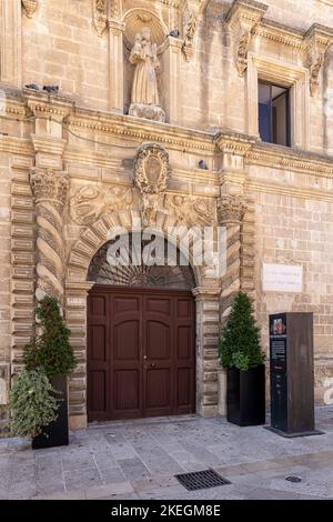 MATERA, ITALIA - 17 OTTOBRE 2022: Ingresso al Museo Archeologico Nazionale Domenico Ridola (Museo Nazionale Domenico Ridola) con cartello Foto Stock